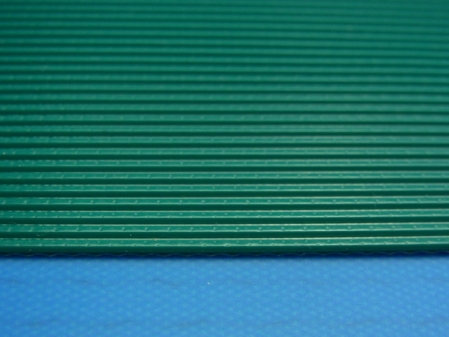 傾斜搬送ベルト　６００ｘ３０００ｍｍエンドレス